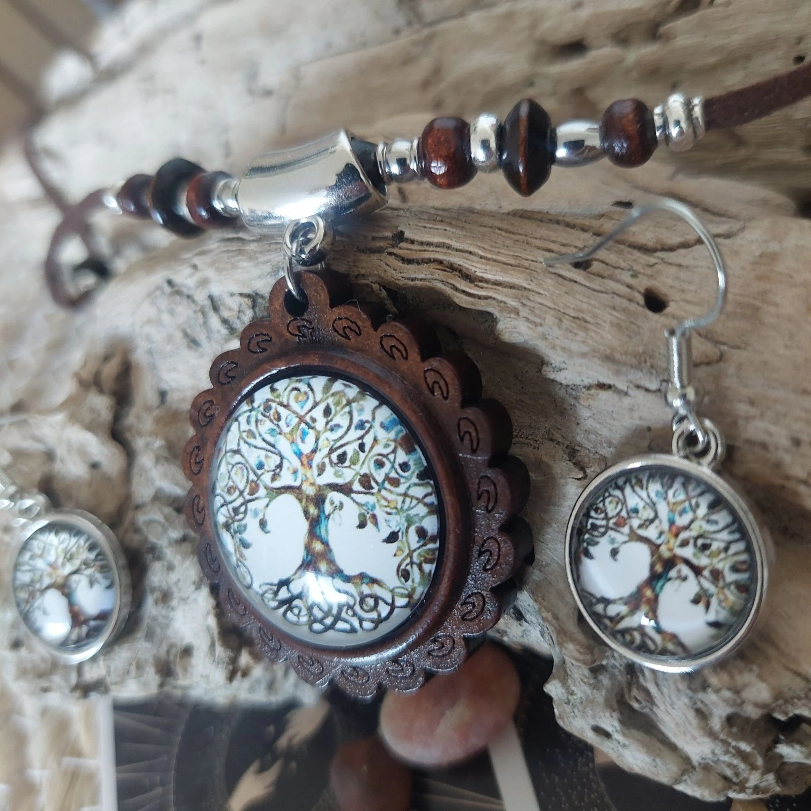 Parure boho mística, cabochón de madera árbol de la vida, collar largo de chocolate con múltiples perlas – photo 5